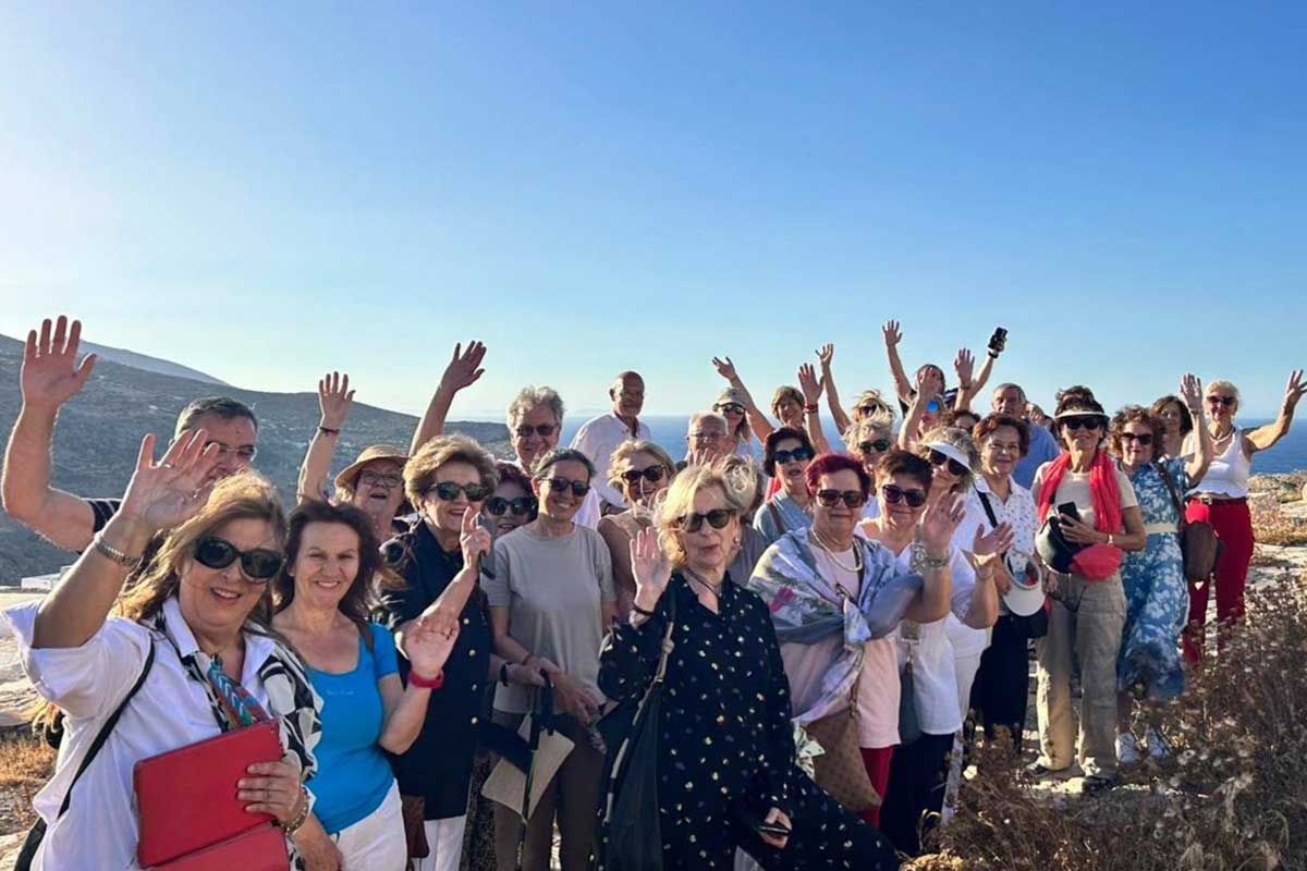 Transfers with driver and guided tour in Sifnos